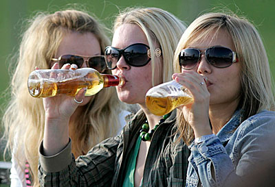 Чрезмерная строгость родителей приводит к подростковому алкоголизму
